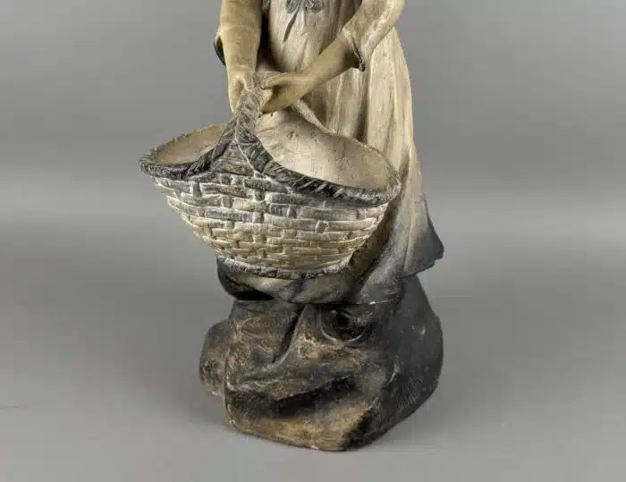 Keramik Figur einer Magd mit Korb – Bild 3