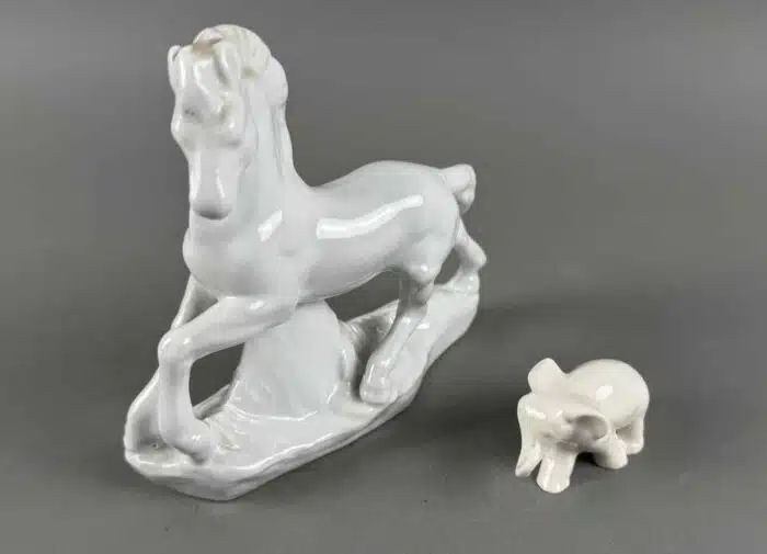 zwei Porzellanfiguren Pferd und Elefant