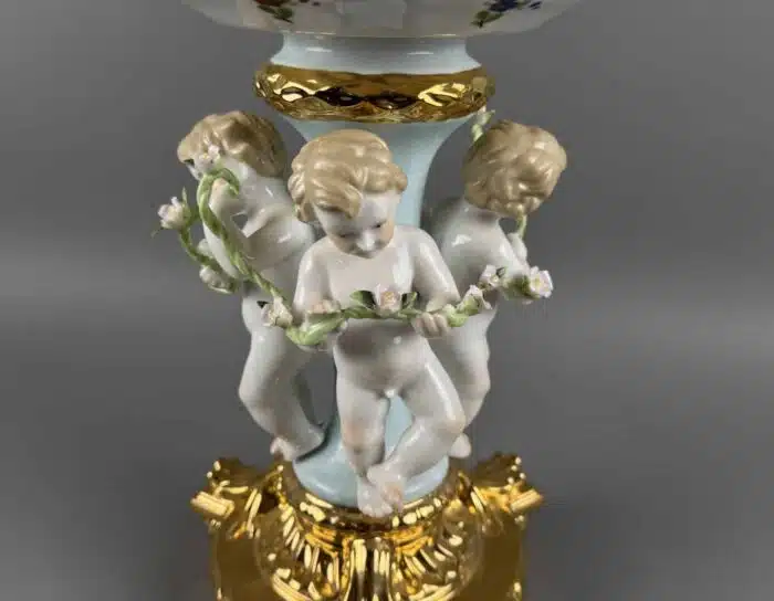 Großer Tafelaufsatz von Neundorf aus dem 19. Jahrhundert mit Putto Blumen Dekor – Bild 4