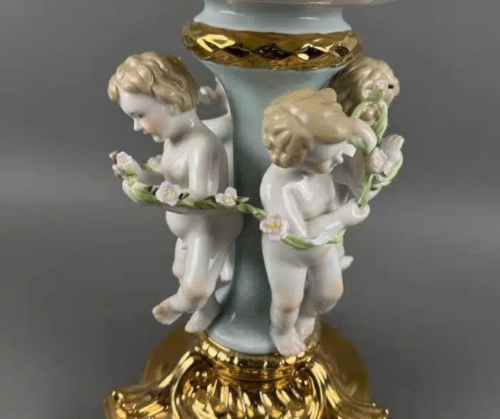 Großer Tafelaufsatz von Neundorf aus dem 19. Jahrhundert mit Putto Blumen Dekor – Bild 5