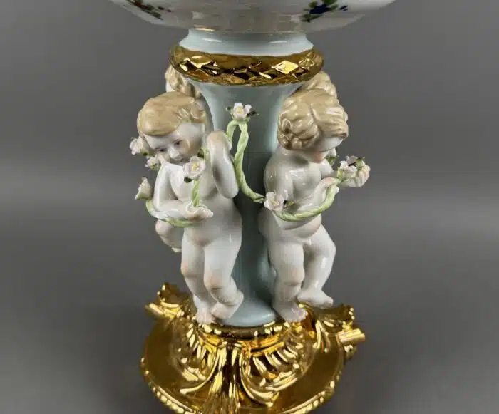 Großer Tafelaufsatz von Neundorf aus dem 19. Jahrhundert mit Putto Blumen Dekor – Bild 6