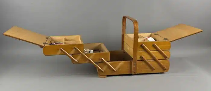 Nähkästchen mit Inhalt aus Holz