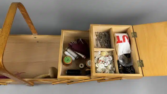 Nähkästchen mit Inhalt aus Holz – Bild 3