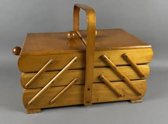 Nähkästchen mit Inhalt aus Holz – Bild 5