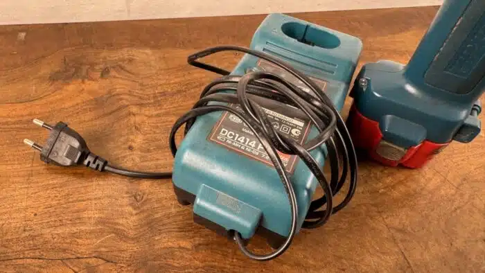 Makita Lampe mit Ladegerät – Bild 2