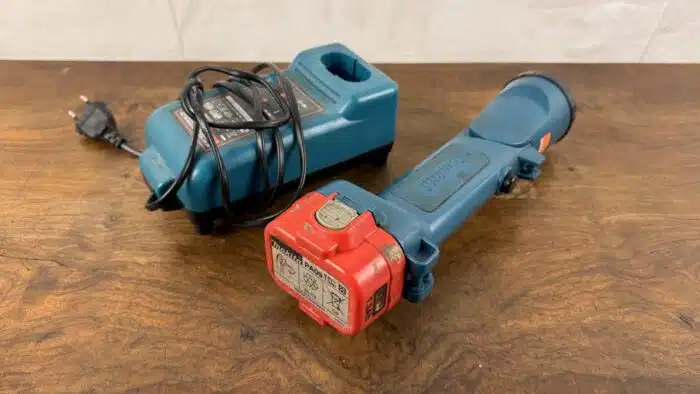 Makita Lampe mit Ladegerät – Bild 3