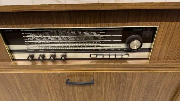 Phonoschrank mit Radio und Plattenspieler 83x24 H 83 cm – Bild 2