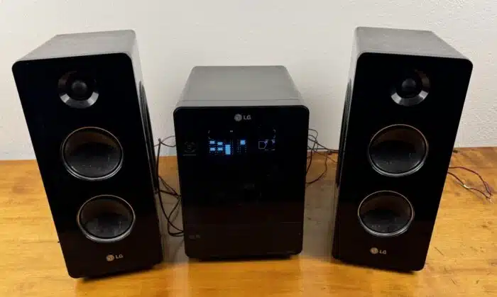 LG Micro Hi-Fi System mit Lautsprechern