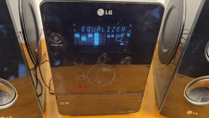 LG Micro Hi-Fi System mit Lautsprechern – Bild 2