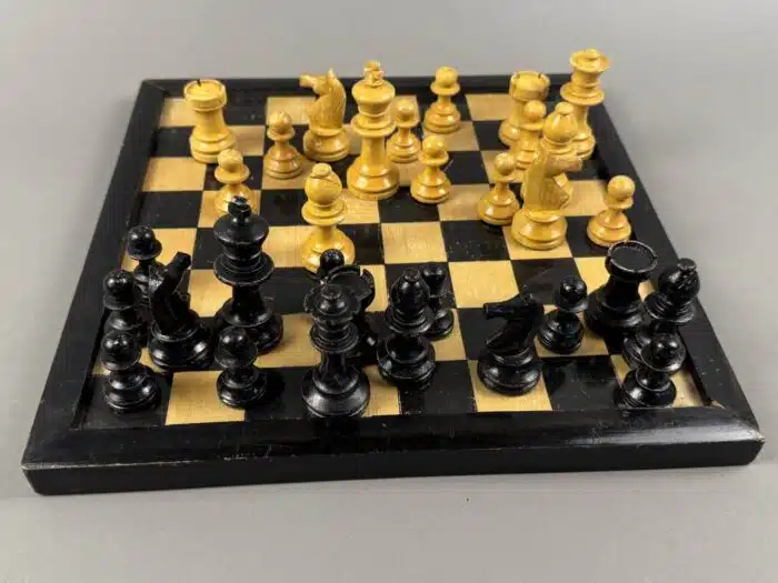 Schachspiel mit Brett und Holzfiguren