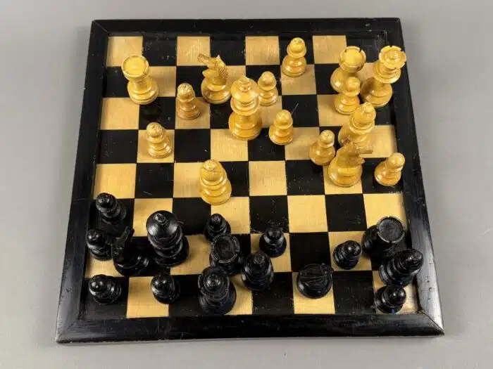 Schachspiel mit Brett und Holzfiguren – Bild 2