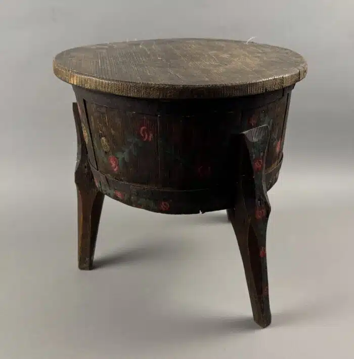bäuerlicher Hocker auf drei Füßen
