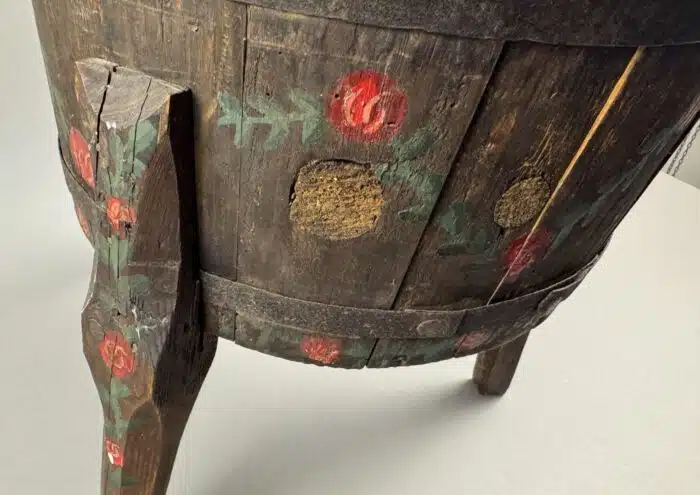 bäuerlicher Hocker auf drei Füßen – Bild 4