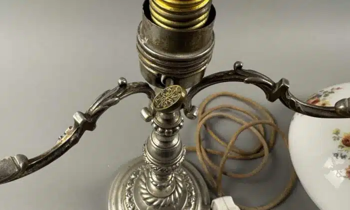 Schwere Vintage Tischlampe mit Glasschirm – Bild 5
