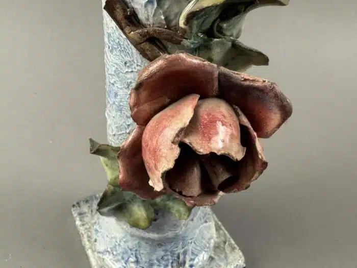 Keramik Vase mit Rose – Bild 2