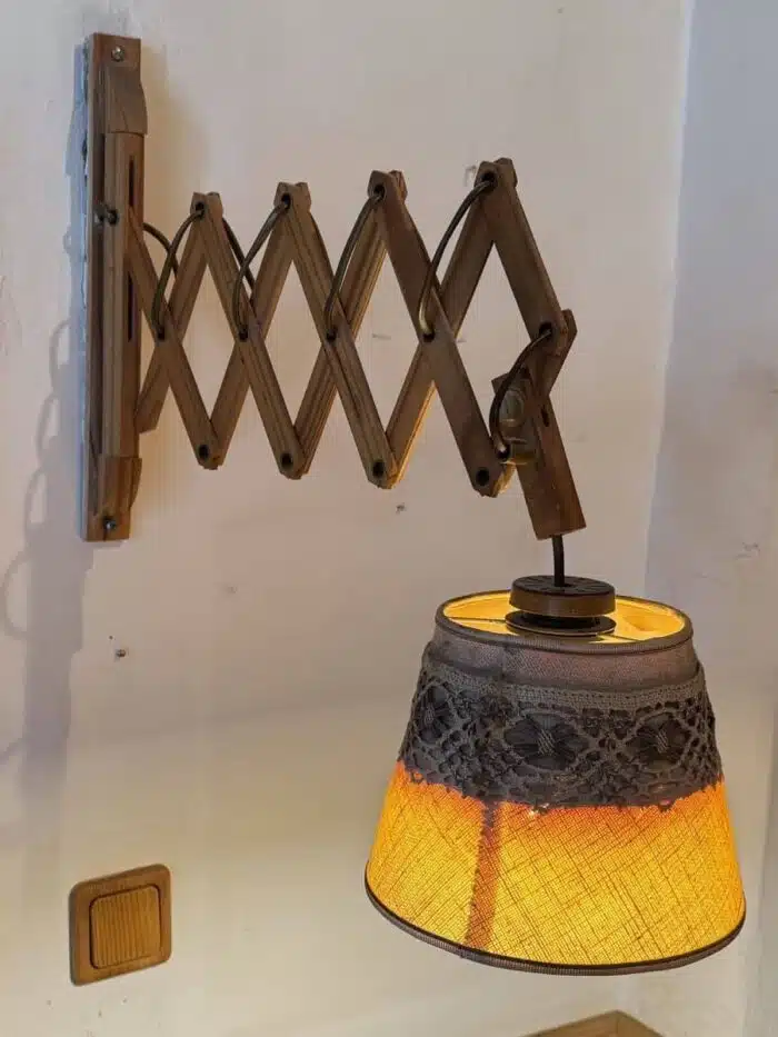 Scheren Wandlampe aus Holz