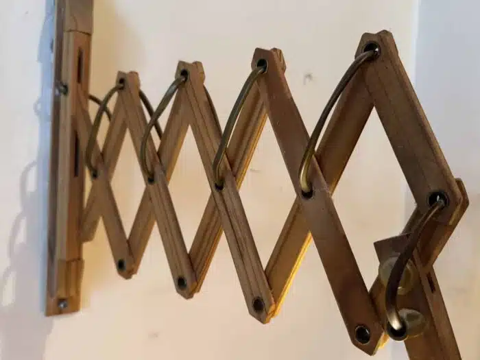 Scheren Wandlampe aus Holz – Bild 2