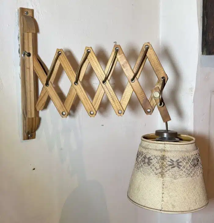Scheren Wandlampe aus Holz – Bild 4