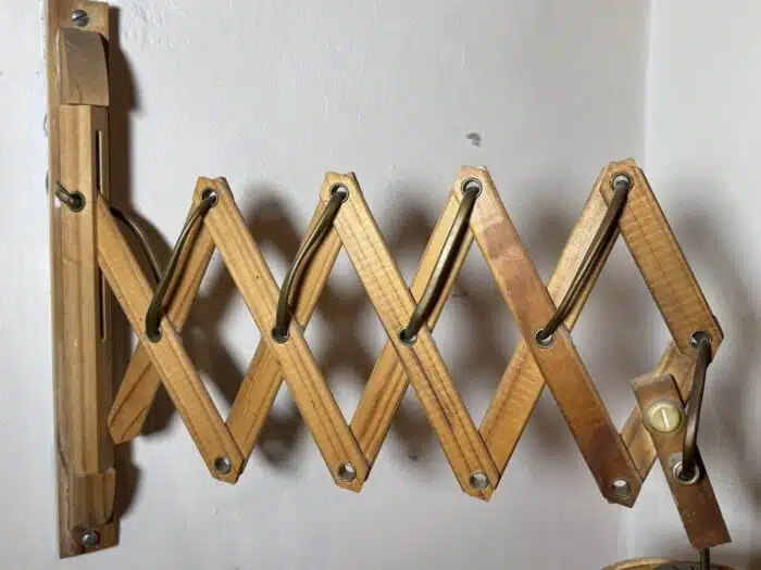 Scheren Wandlampe aus Holz – Bild 5