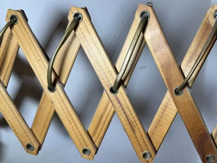 Scheren Wandlampe aus Holz – Bild 7