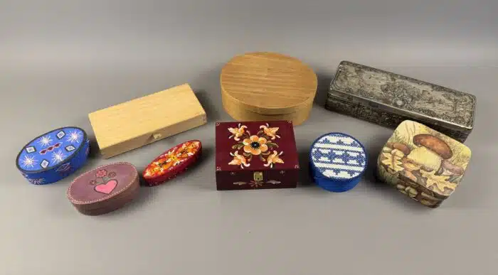Posten Aufbewahrungsdosen aus Metall und Holz