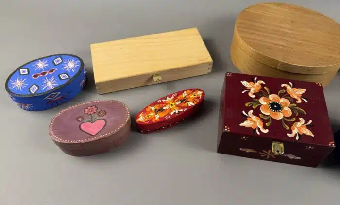 Posten Aufbewahrungsdosen aus Metall und Holz – Bild 2