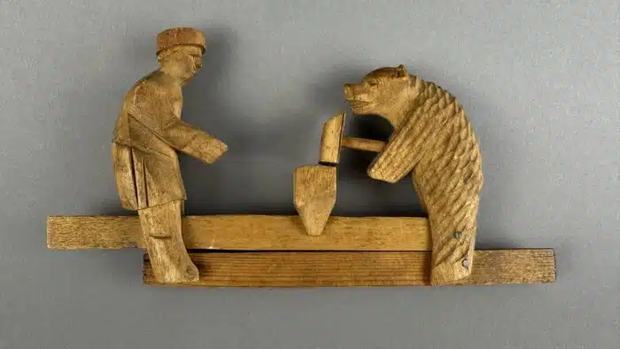 Switbert Lobisser - Aus persönlichem Besitz - wohl ERZGEBIRGE Bär mit Arbeiter am Amboss, Zugspiel, 21cm breit, 11 cm hoch