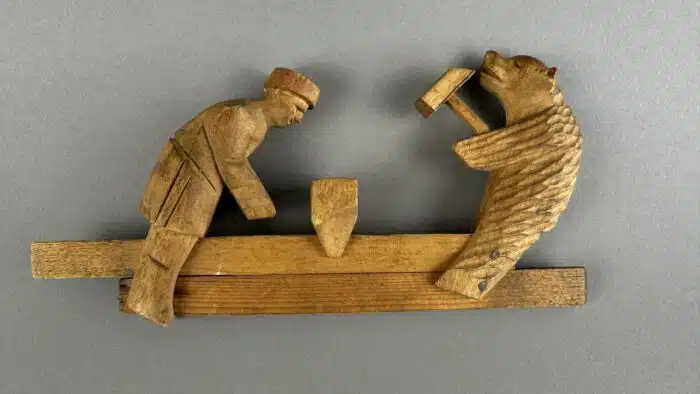 Switbert Lobisser - Aus persönlichem Besitz - wohl ERZGEBIRGE Bär mit Arbeiter am Amboss, Zugspiel, 21cm breit, 11 cm hoch – Bild 2