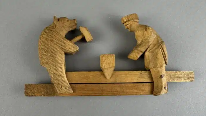 Switbert Lobisser - Aus persönlichem Besitz - wohl ERZGEBIRGE Bär mit Arbeiter am Amboss, Zugspiel, 21cm breit, 11 cm hoch – Bild 3
