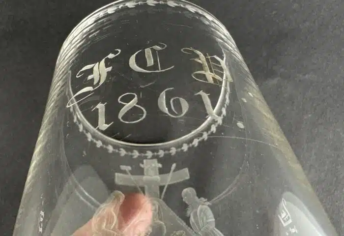 Switbert Lobisser - Aus persönlichem Besitz - Biedermeier-Becher aus 1861 Schmerzhafte  Mutter Gottes H 12 cm – Bild 3