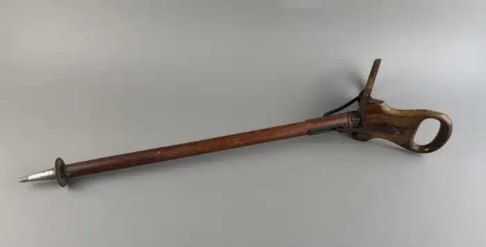 Switbert Lobisser - Aus persönlichem Besitz - Systemstock, Jagdtsitz,  Wanderstock mit klappbarer Sitzfläche, klappbarer Griff, welcher sich zu einem Schemel umfunktionieren lässt, H 69 cm.