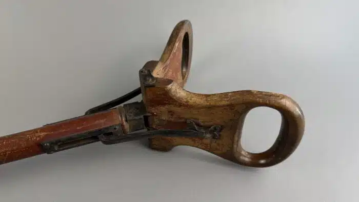 Switbert Lobisser - Aus persönlichem Besitz - Systemstock, Jagdtsitz,  Wanderstock mit klappbarer Sitzfläche, klappbarer Griff, welcher sich zu einem Schemel umfunktionieren lässt, H 69 cm. – Bild 2