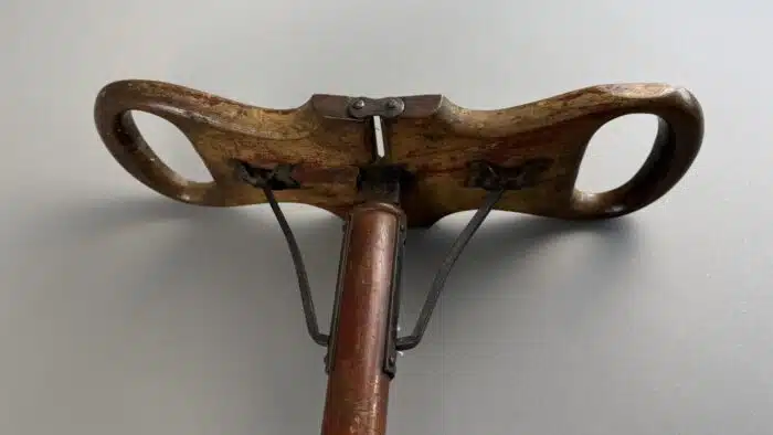 Switbert Lobisser - Aus persönlichem Besitz - Systemstock, Jagdtsitz,  Wanderstock mit klappbarer Sitzfläche, klappbarer Griff, welcher sich zu einem Schemel umfunktionieren lässt, H 69 cm. – Bild 4