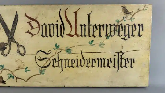 Switbert Lobisser - Aus persönlichem Besitz - Von Lobisser angefertigtes, gestaltetes und bemaltes Firmenschild David Unterweger Schneidermeister – Bild 3