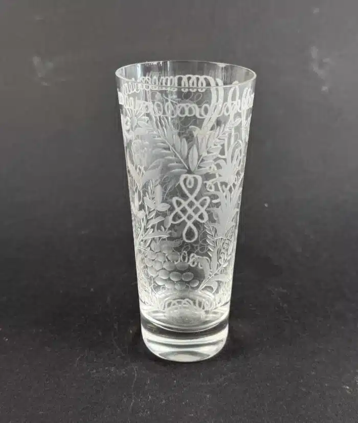 Switbert Lobisser - Aus persönlichem Besitz - Handgeschliffenes viktorianisches, Trinkglas mit einem floralen Muster  H 13 cm