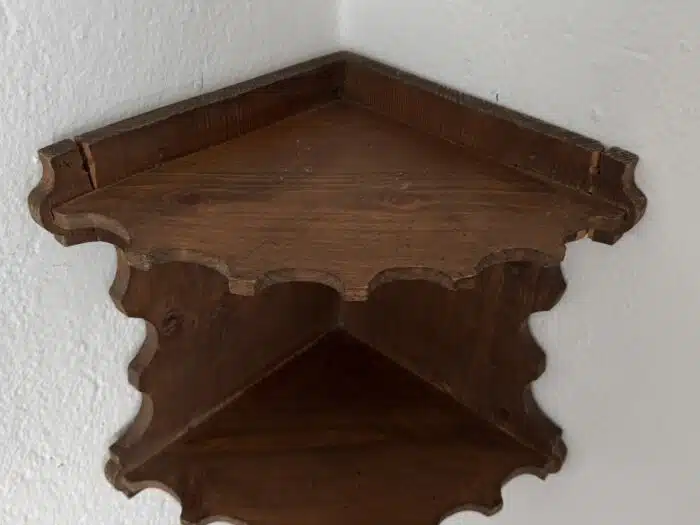 Switbert Lobisser - Aus persönlichem Besitz - Wandregal Eckregal aus Holz H 45 cm Schenkel 26 cm – Bild 2