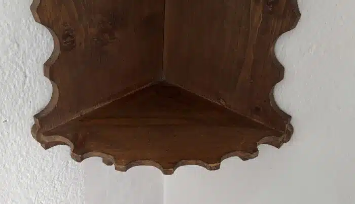 Switbert Lobisser - Aus persönlichem Besitz - Wandregal Eckregal aus Holz H 45 cm Schenkel 26 cm – Bild 3