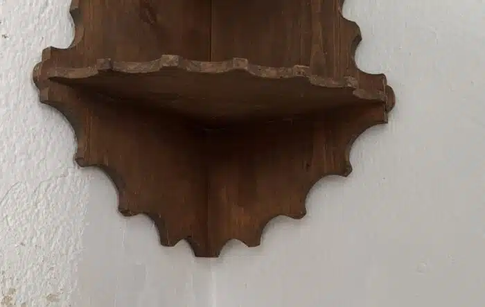 Switbert Lobisser - Aus persönlichem Besitz - Wandregal Eckregal aus Holz H 45 cm Schenkel 26 cm – Bild 4