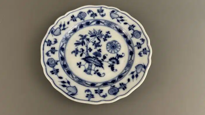 Switbert Lobisser - Aus persönlichem Besitz - Speiseteller Zwiebelmuster, Meissen 19. Jh.