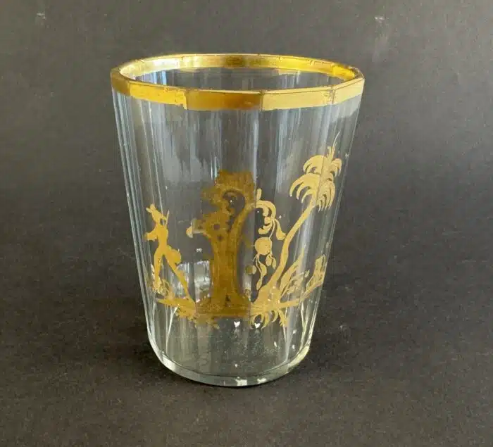 Switbert Lobisser - Aus persönlichem Besitz - Becherglas um 1800, konischer Becher aus leicht blasigem Glas, in Goldmalerei, H 9,5 cm.