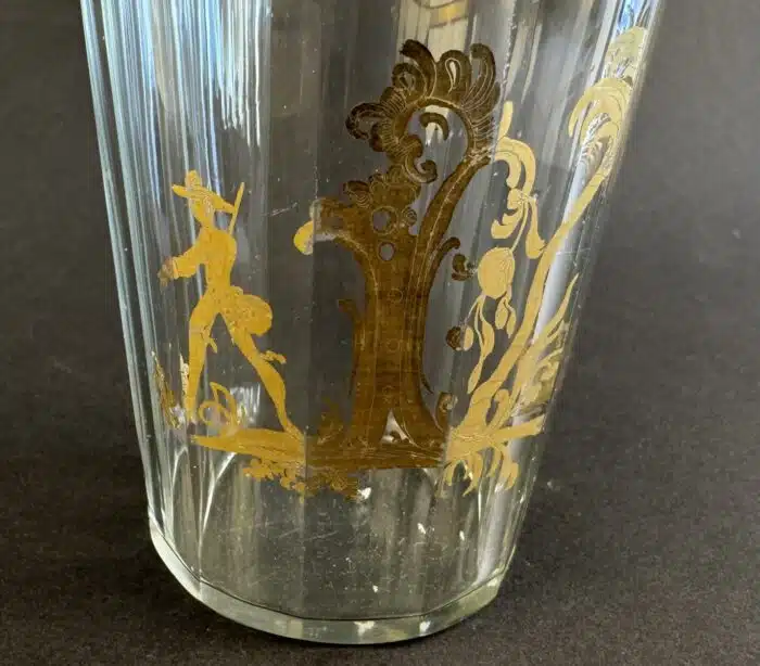 Switbert Lobisser - Aus persönlichem Besitz - Becherglas um 1800, konischer Becher aus leicht blasigem Glas, in Goldmalerei, H 9,5 cm. – Bild 2