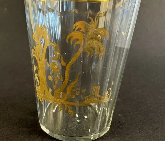 Switbert Lobisser - Aus persönlichem Besitz - Becherglas um 1800, konischer Becher aus leicht blasigem Glas, in Goldmalerei, H 9,5 cm. – Bild 3