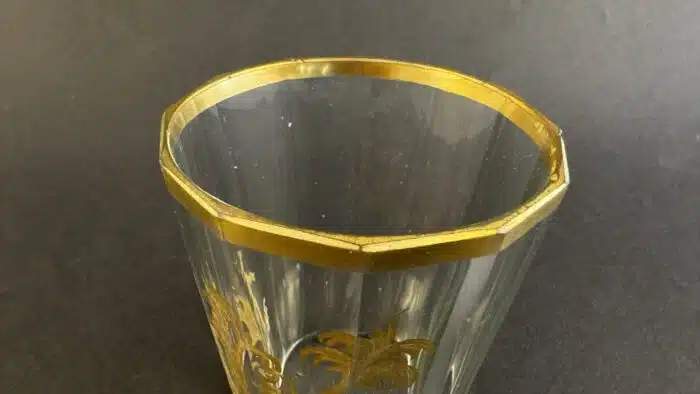 Switbert Lobisser - Aus persönlichem Besitz - Becherglas um 1800, konischer Becher aus leicht blasigem Glas, in Goldmalerei, H 9,5 cm. – Bild 4