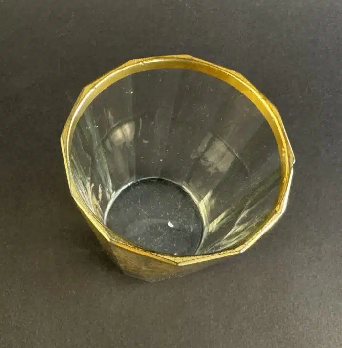 Switbert Lobisser - Aus persönlichem Besitz - Becherglas um 1800, konischer Becher aus leicht blasigem Glas, in Goldmalerei, H 9,5 cm. – Bild 5