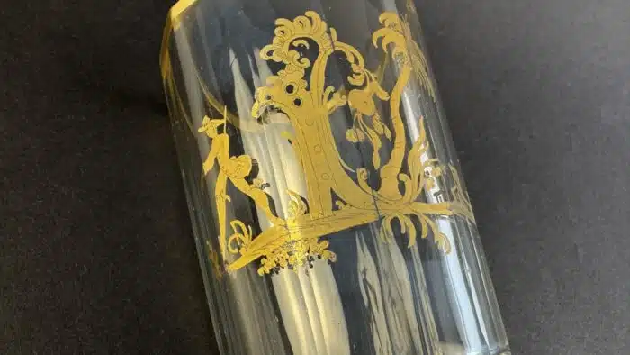 Switbert Lobisser - Aus persönlichem Besitz - Becherglas um 1800, konischer Becher aus leicht blasigem Glas, in Goldmalerei, H 9,5 cm. – Bild 6