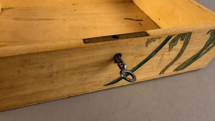 Switbert Lobisser - Aus persönlichem Besitz - Schöne bemalte Schatzkiste mit Schlüssel – Bild 4