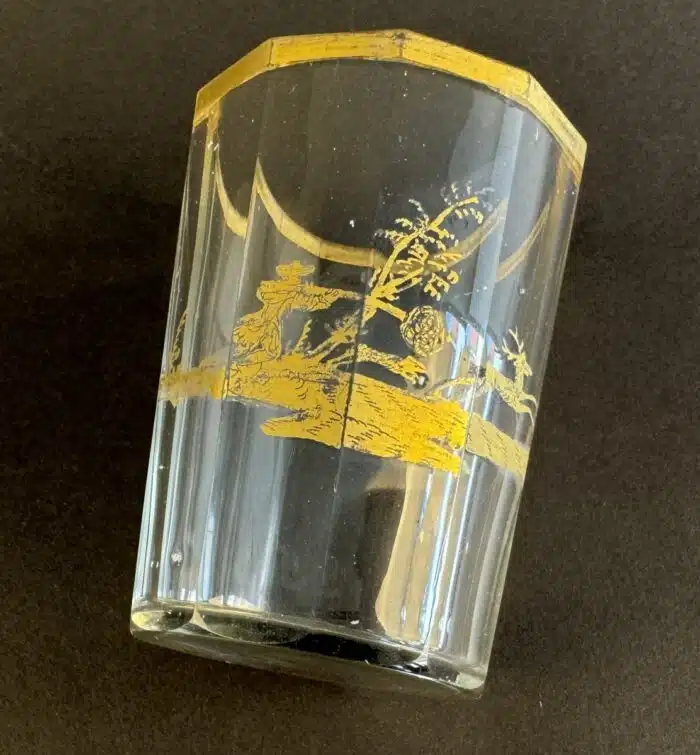 Switbert Lobisser - Aus persönlichem Besitz - Becherglas um 1800, konischer Becher aus leicht blasigem Glas, in Goldmalerei, H 9,5 cm.