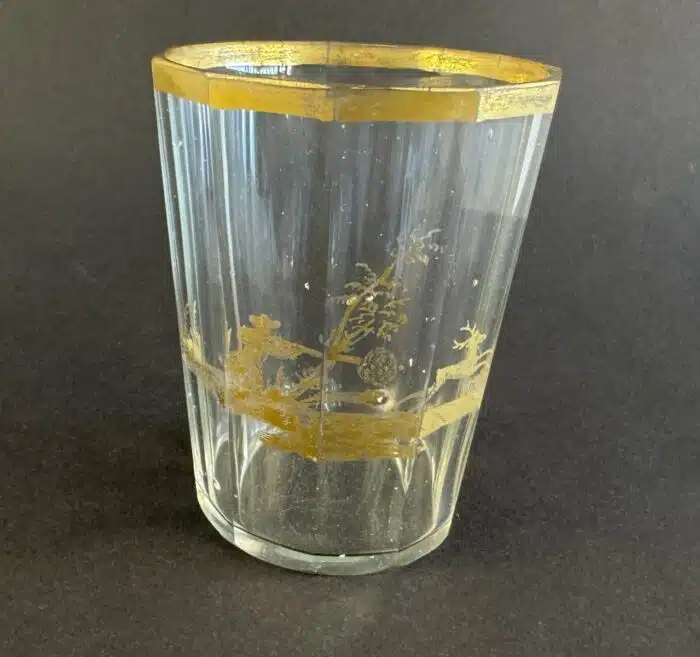 Switbert Lobisser - Aus persönlichem Besitz - Becherglas um 1800, konischer Becher aus leicht blasigem Glas, in Goldmalerei, H 9,5 cm. – Bild 2