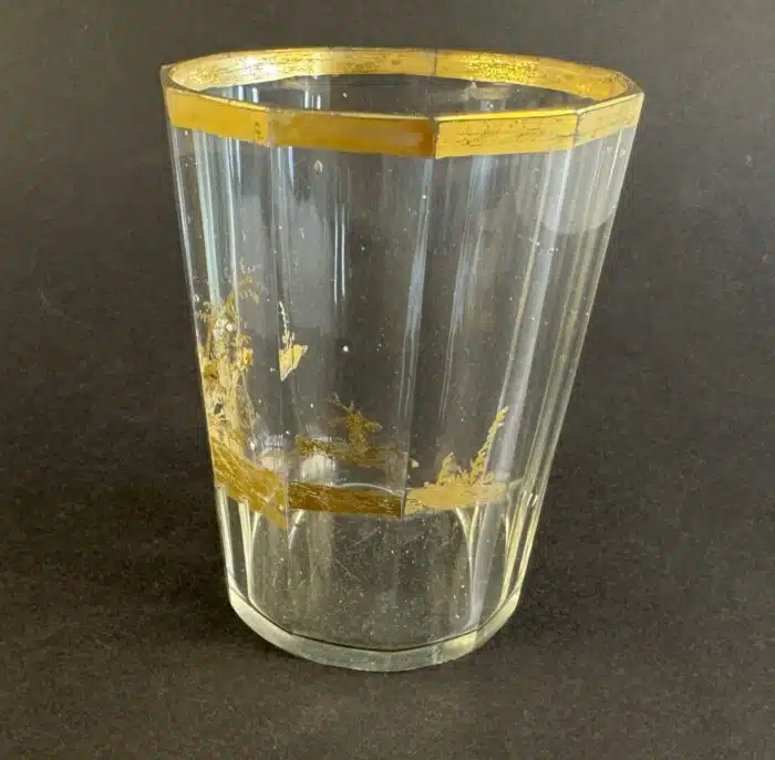 Switbert Lobisser - Aus persönlichem Besitz - Becherglas um 1800, konischer Becher aus leicht blasigem Glas, in Goldmalerei, H 9,5 cm. – Bild 3