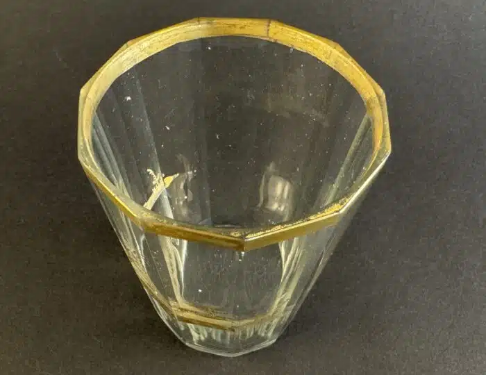 Switbert Lobisser - Aus persönlichem Besitz - Becherglas um 1800, konischer Becher aus leicht blasigem Glas, in Goldmalerei, H 9,5 cm. – Bild 4